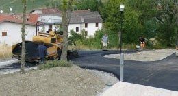 posa dell'asfalto in una strada in campagna