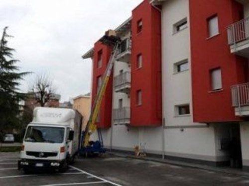 Trasloco mobili con piattaforma aerea