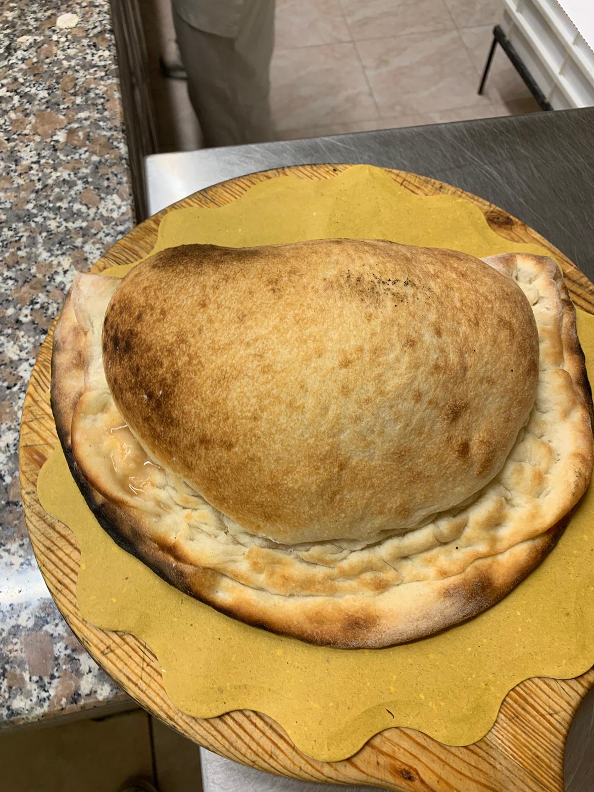 Calzone: Pizzeria City Service Cesena