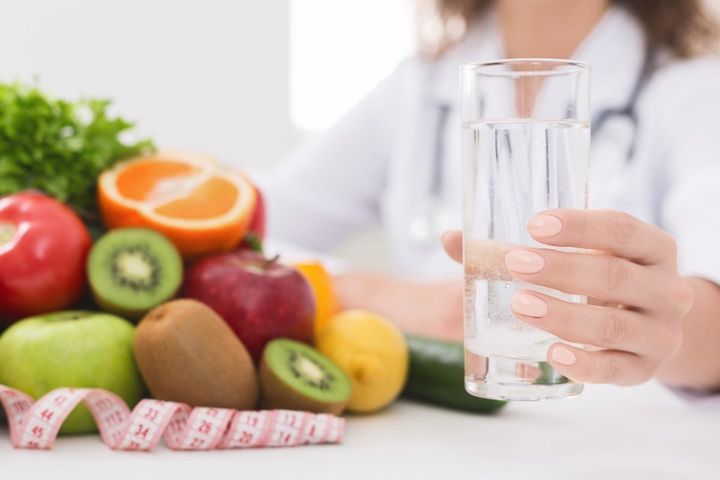 Acqua e frutta per un corretto piano alimentare
