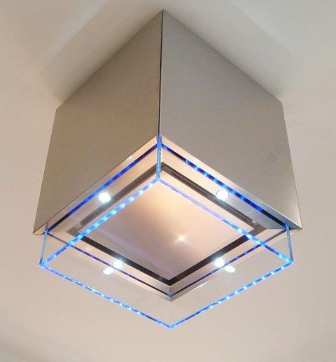 una cappa da cucina in metallo sul soffitto