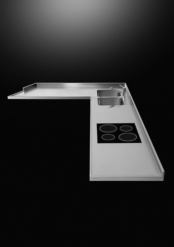 il piano di una cucina in acciaio su sfondo nero