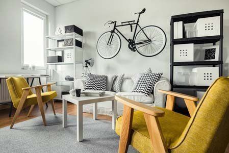 living con bici appesa al muro