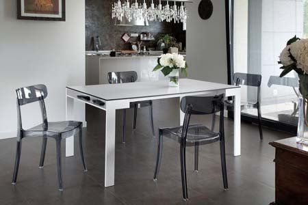 cucina con tavolo bianco