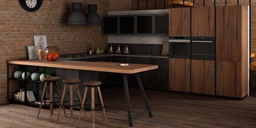 cucina in legno chiaro e scuro
