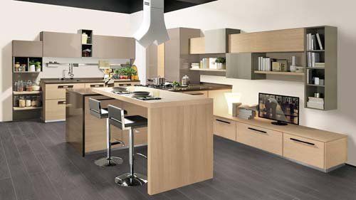 cucina in legno con sgabelli