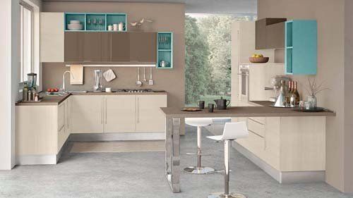 cucina con sgabelli