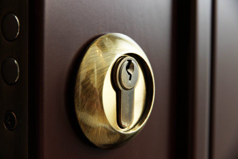 porta con serratura blindata