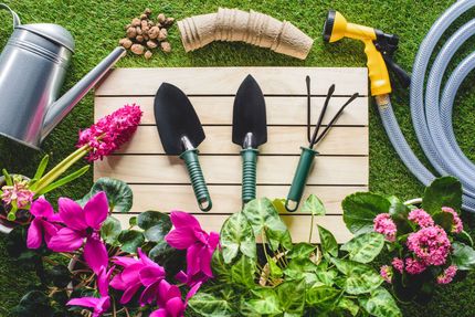 attrezzi per la cura del giardino