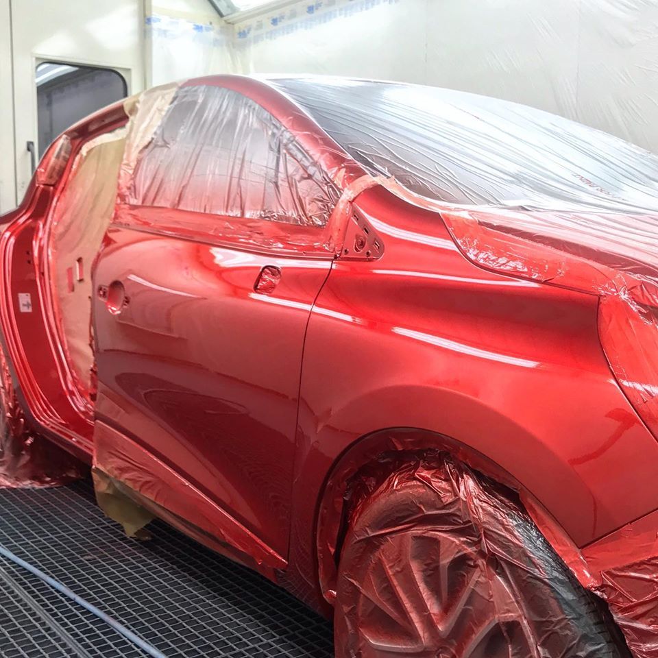 auto in verniciatura before