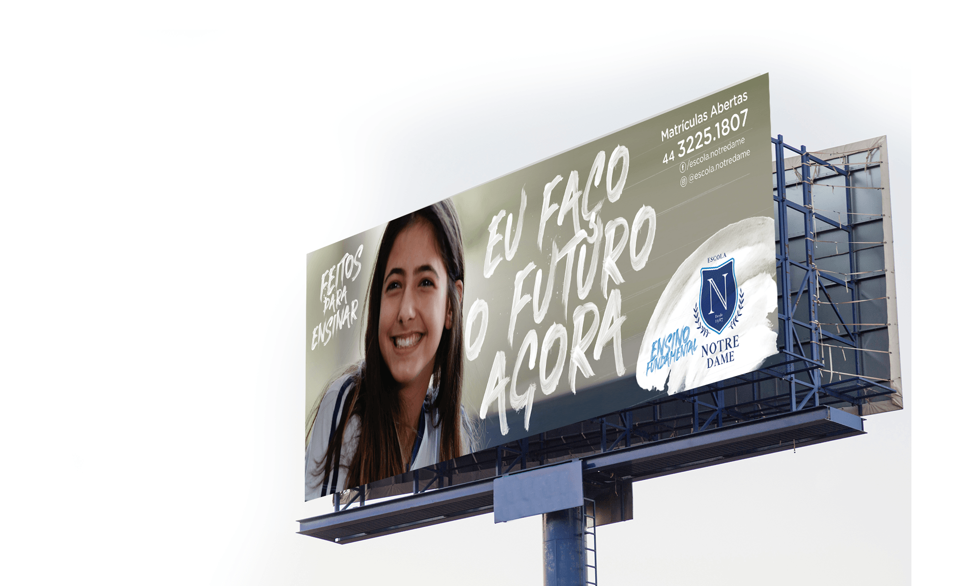 Um outdoor com a foto de uma mulher
