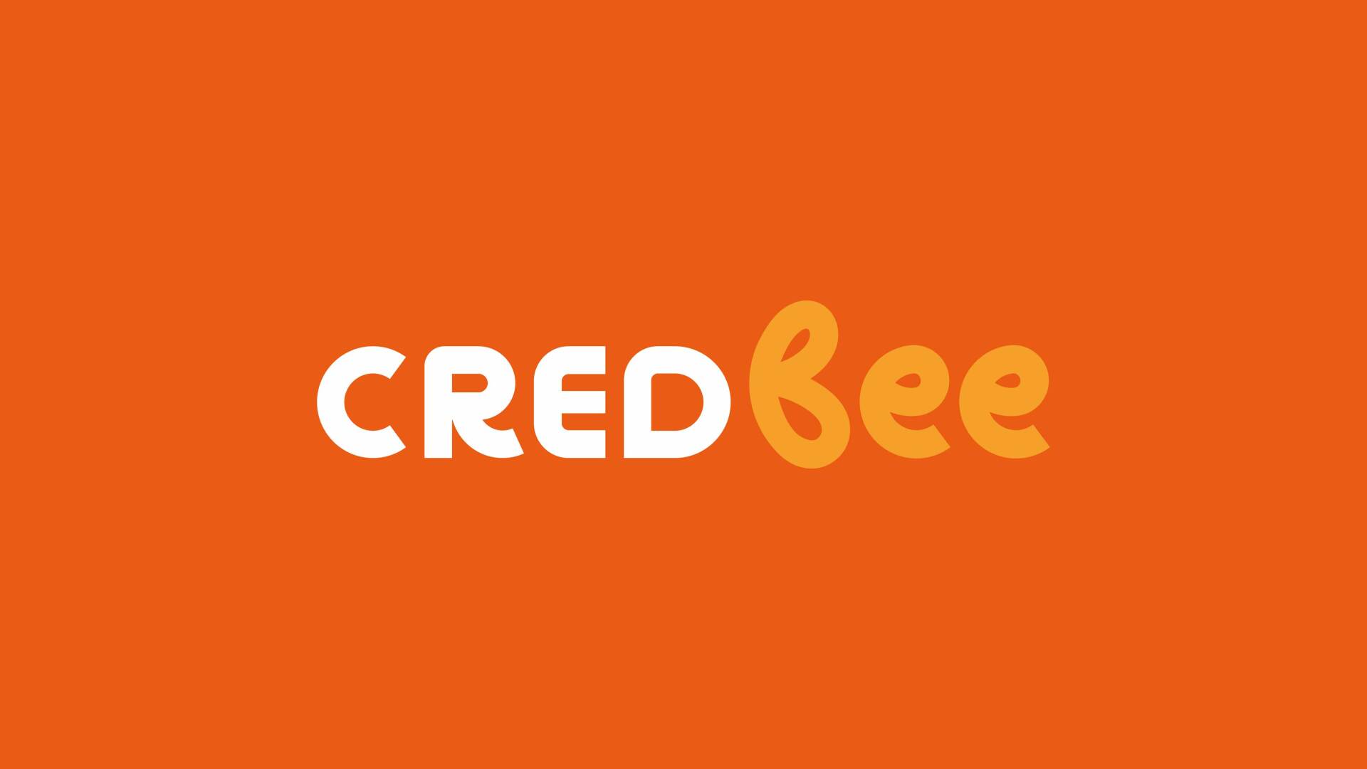 Logotipo da Credbee sobre fundo laranja, com texto branco e amarelo.