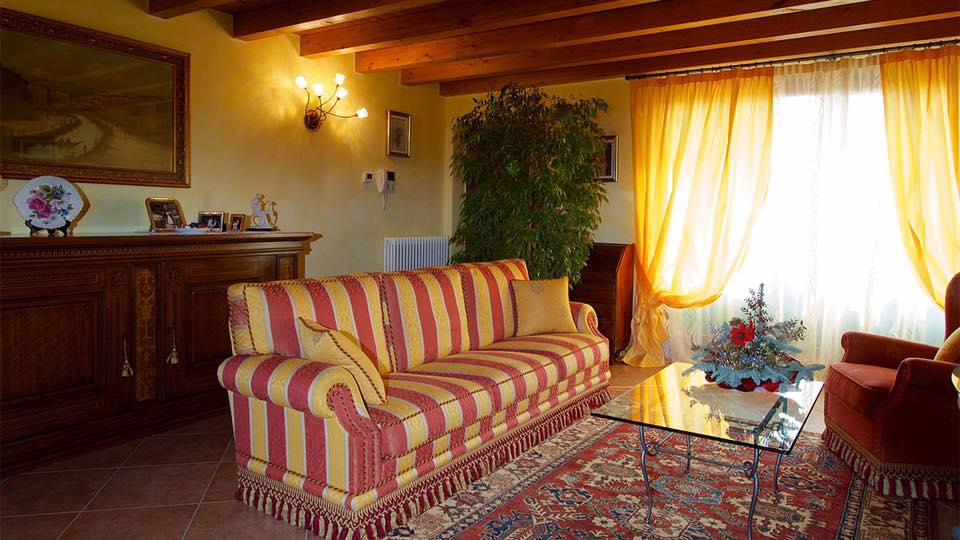 Rivestimento a righe per divano