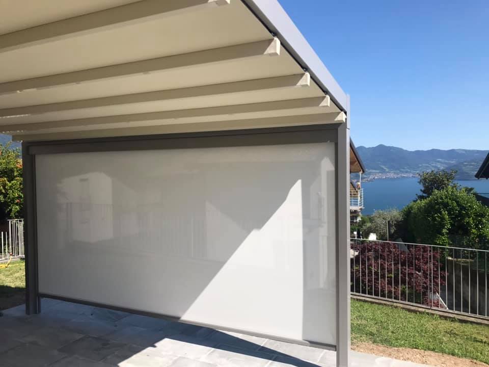 Pergola con tenda laterale