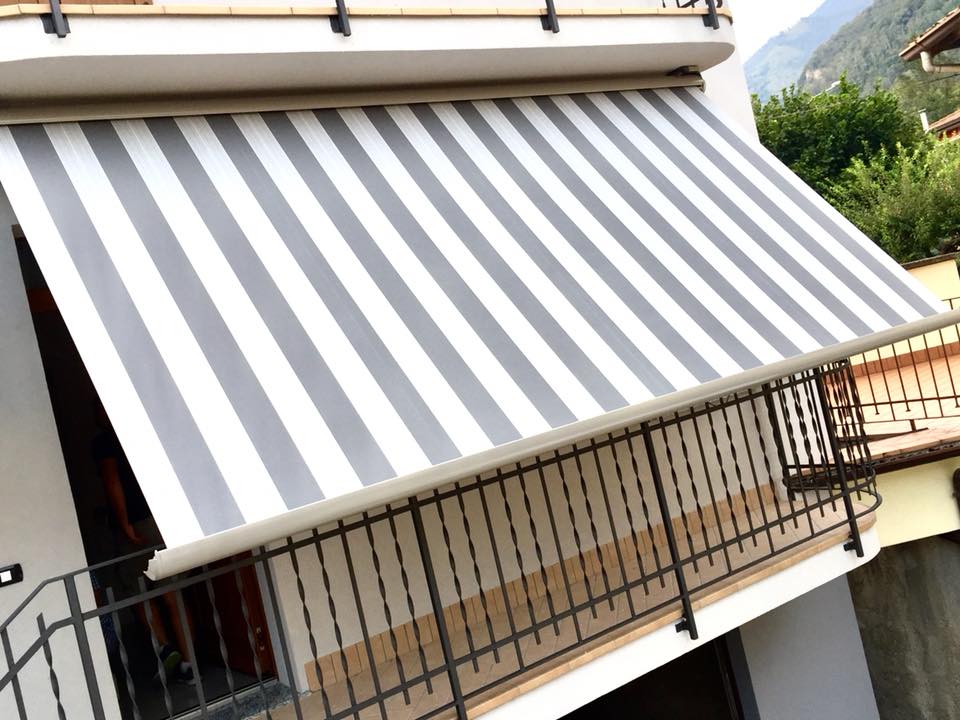 Tenda da sole a righe