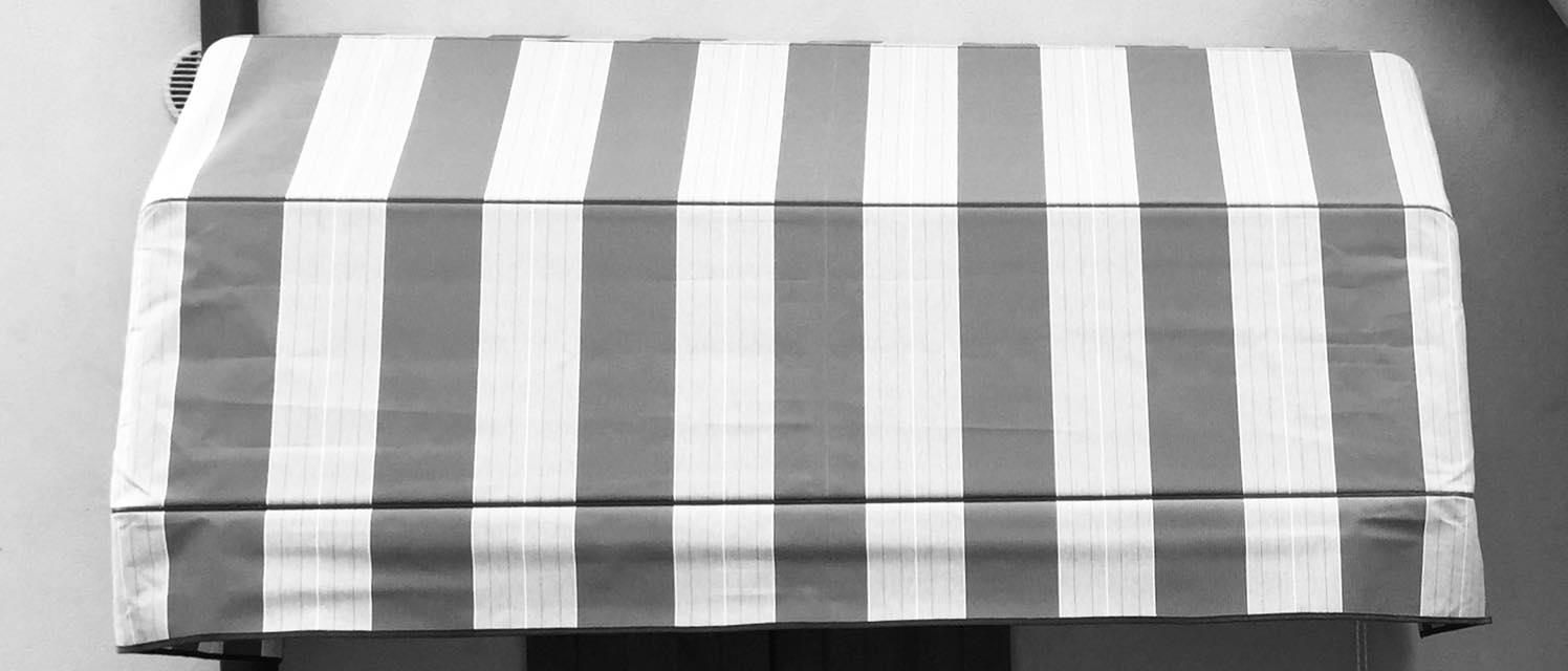 Tenda da sole a righe bianche e nere