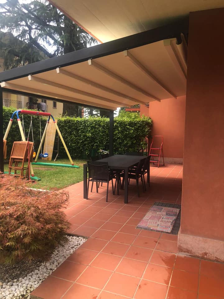 Pergola da giardino nera e bianca