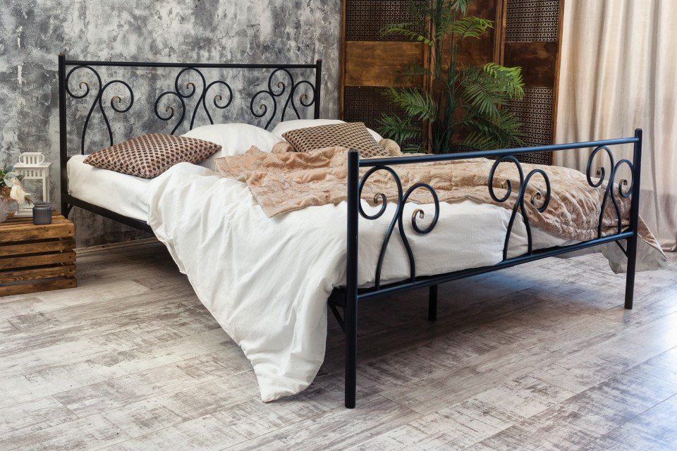 testiera di un letto in ferro  battuto