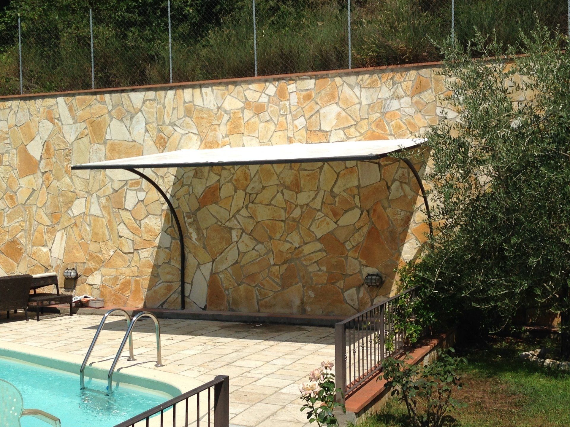 tettoia in ferro battuto e copertura in tessuto
