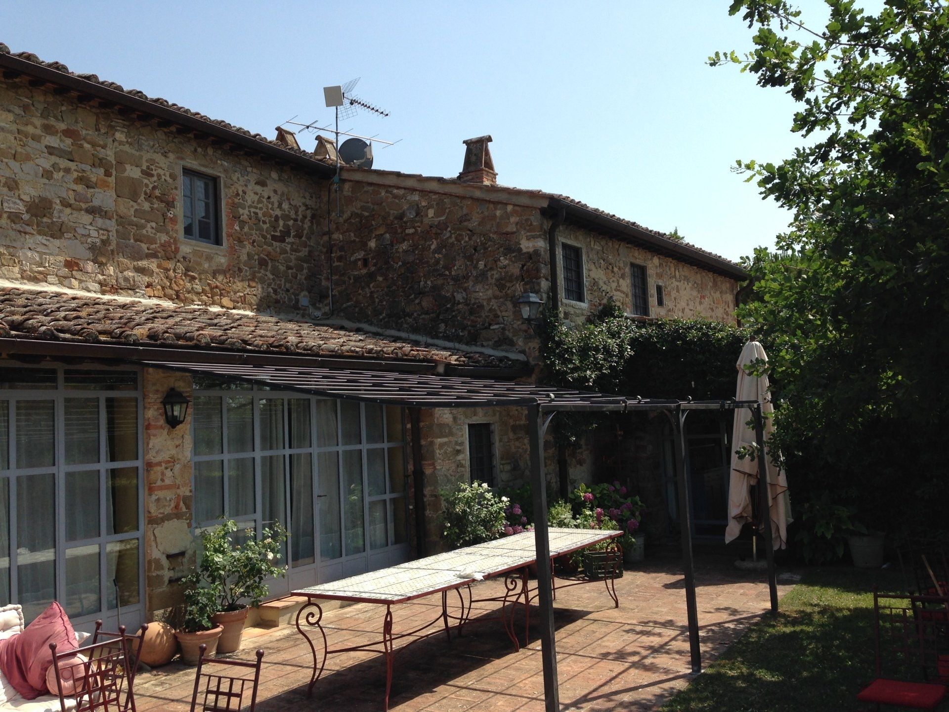 giardino con gazebo in ferro battuto