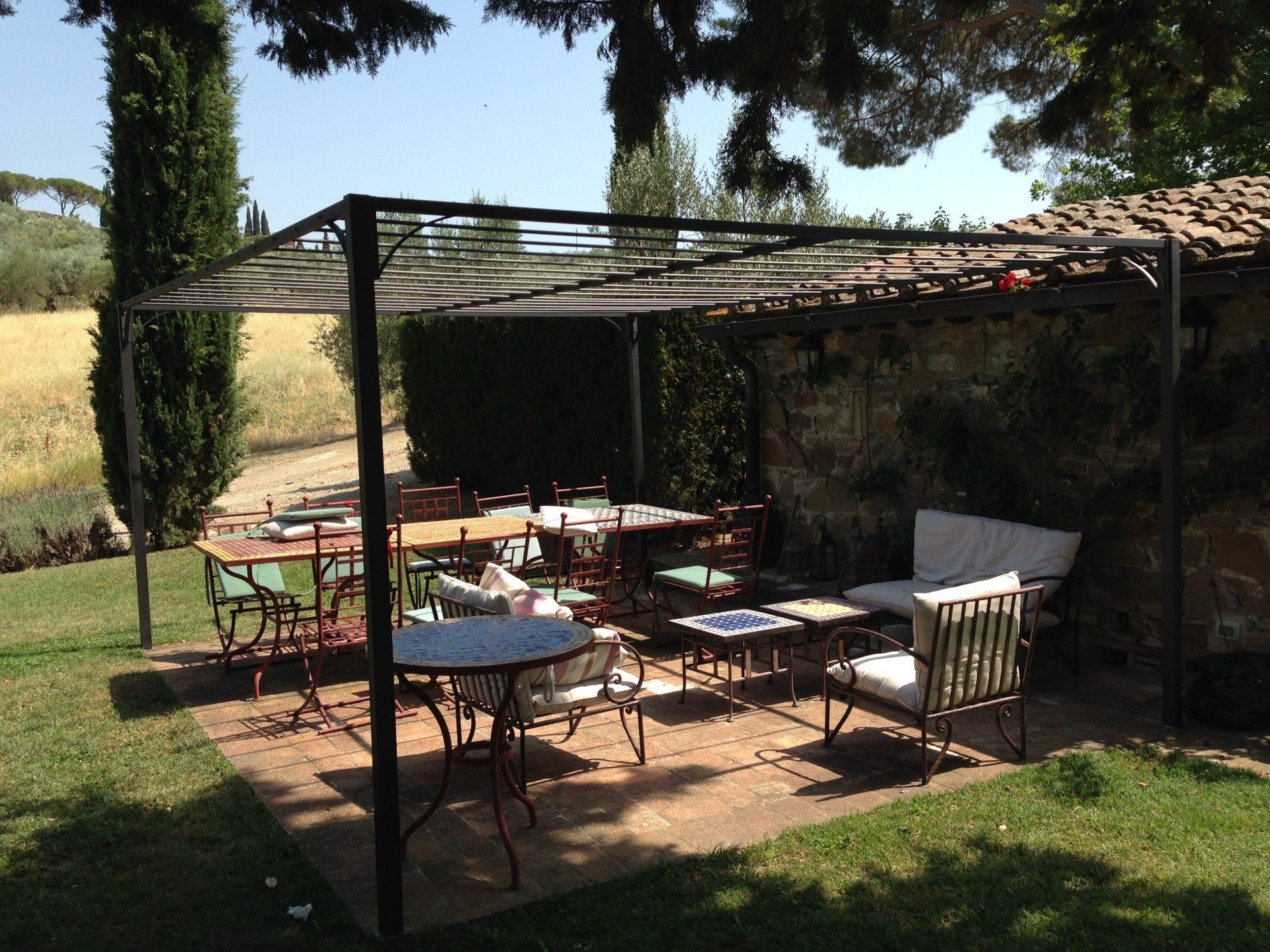 gazebo da giardino con sedie e tavolini