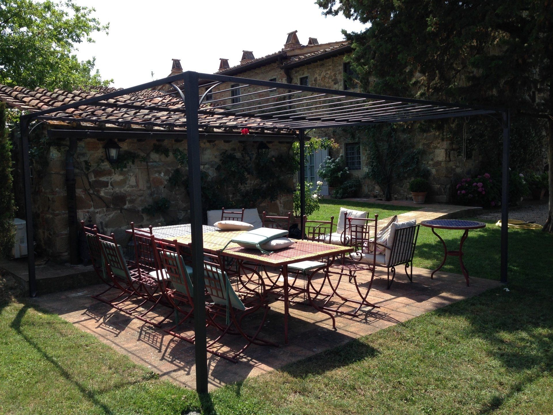 giardino arredato con gazebo e complementi in ferro battuto