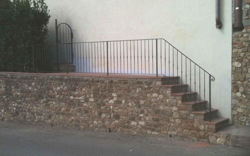 ingresso giardino con ringhiera in ferro battuto