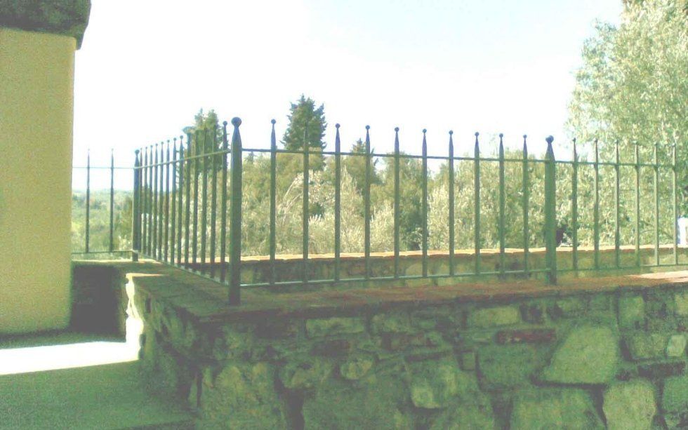 muro con recinzione in ferro battuto