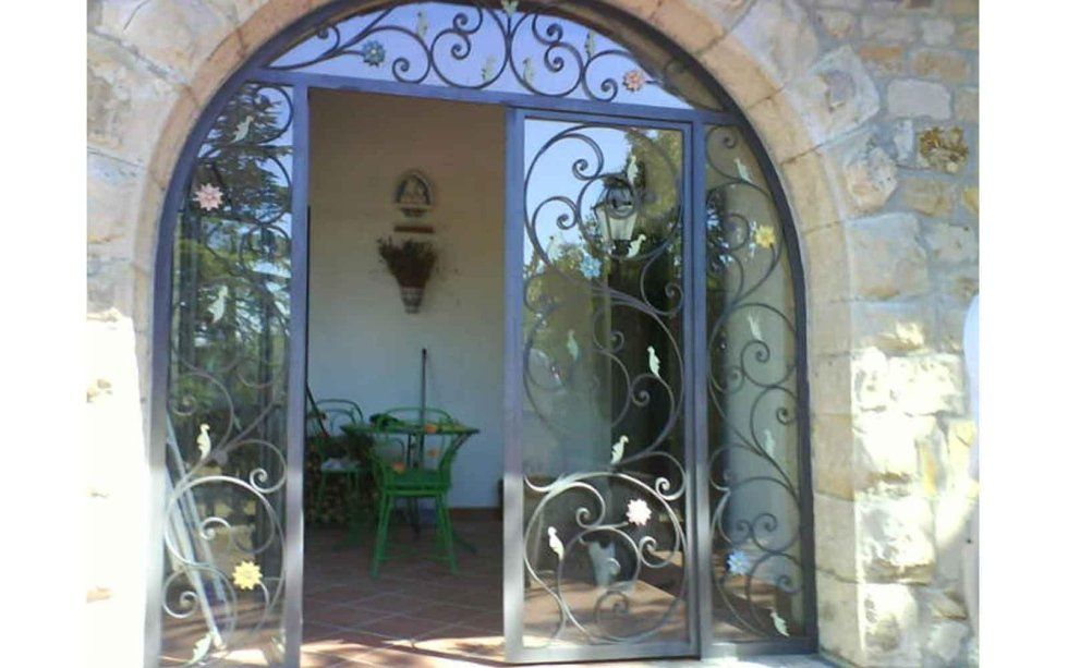ampio infisso in ferro per ingresso