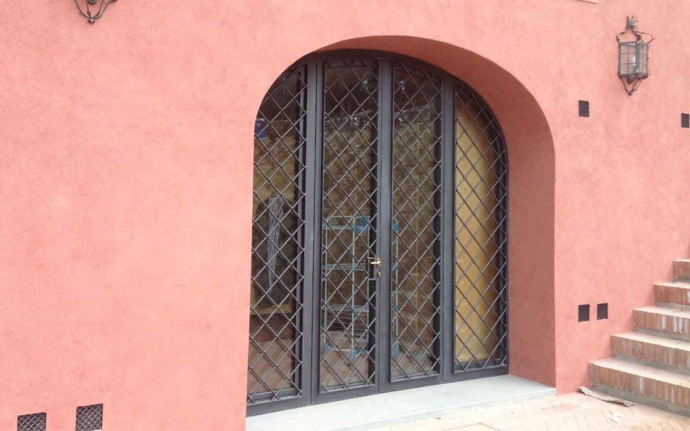 arco di ingresso con infissi in ferro
