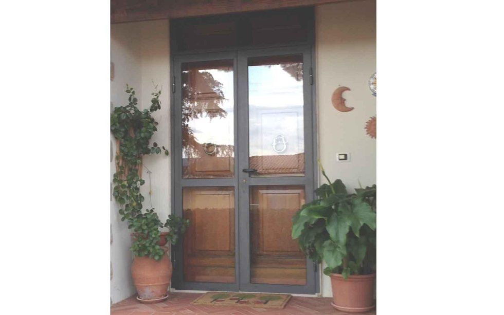 porta di ingresso con infissi in ferro