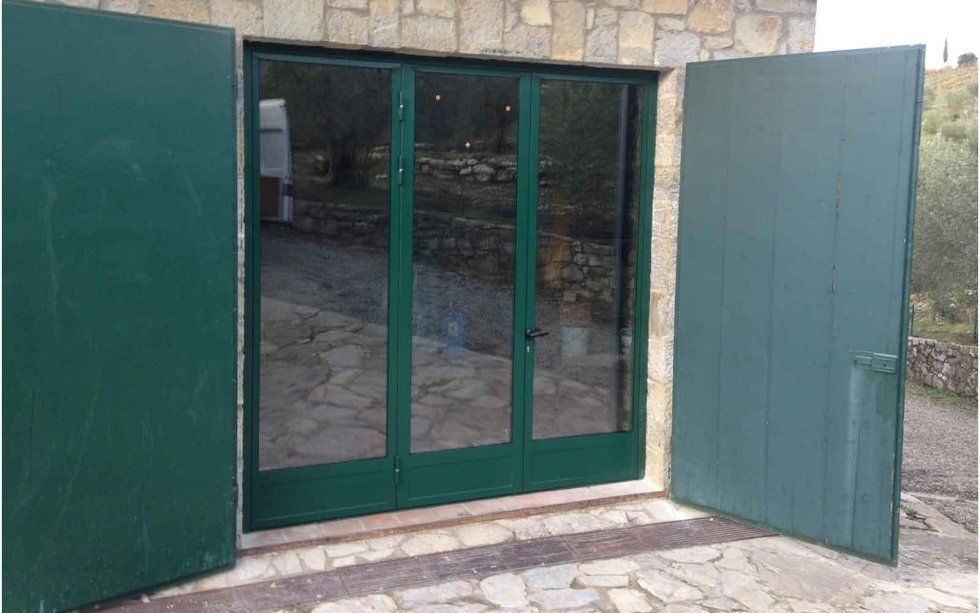porta con battenti in legno e infissi in ferro
