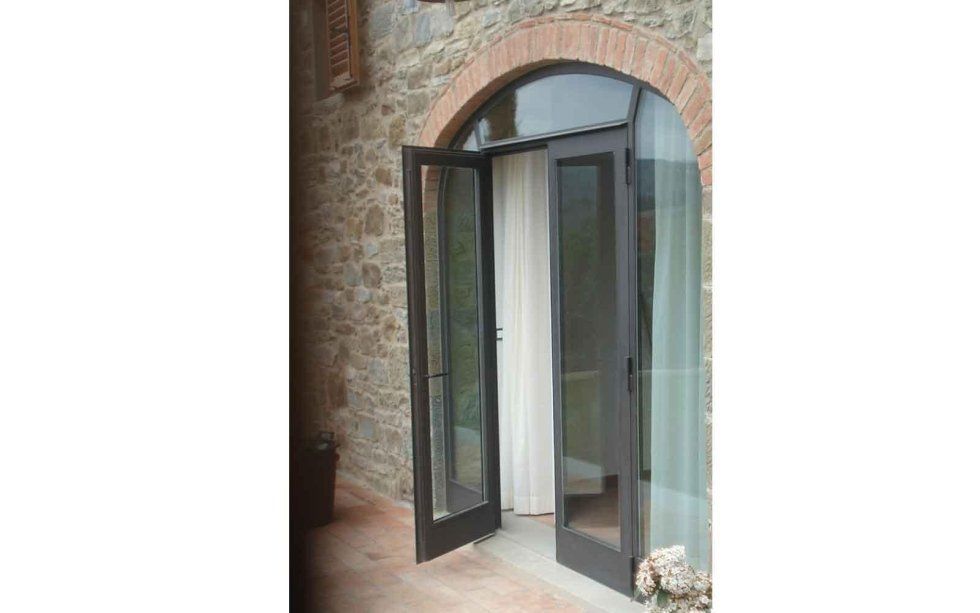 porta in vetro con infisso in ferro