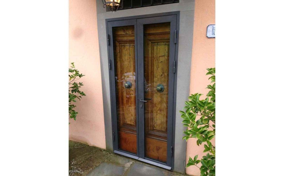 porta con infisso in ferro e vetro