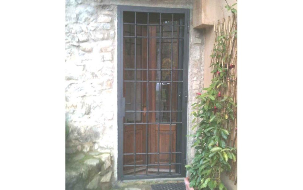 infisso in ferro per porta rustica