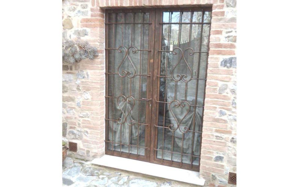 porta rustica con infisso nero