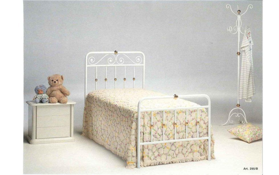 letto singolo in ferro con elementi decorativi dorati
