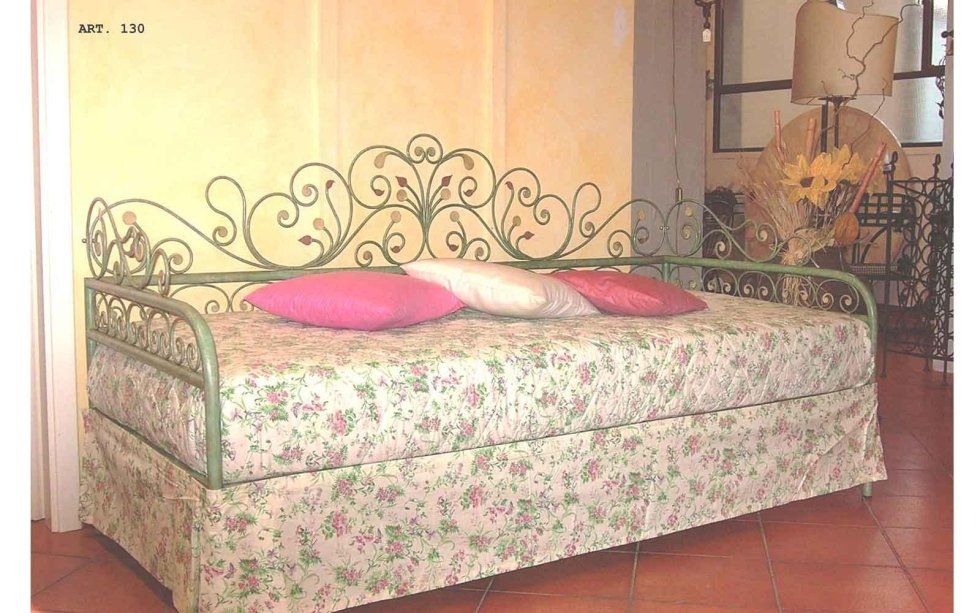 divano letto in ferro verde con tavolo in vetro
