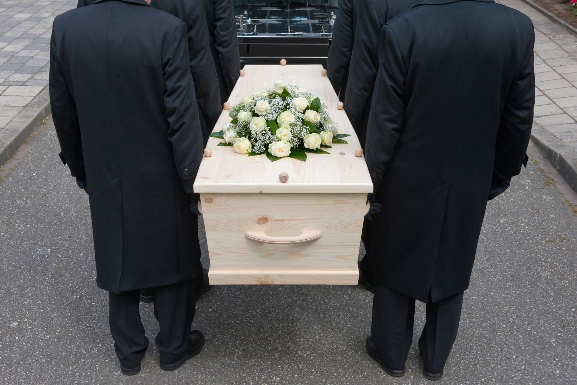 necrofori che trasportano cofano funebre