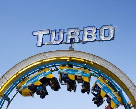 Mensen rijden in een achtbaan genaamd turbo