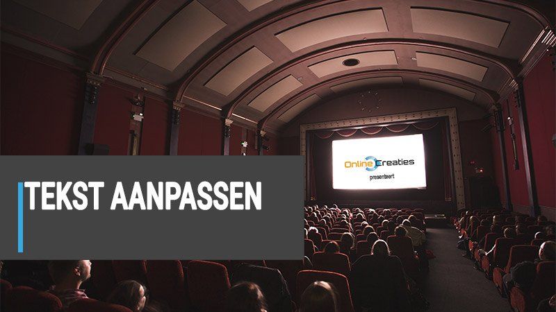 Mensen kijken naar een film in een theater met een bord waarop staat tekst aanpassen