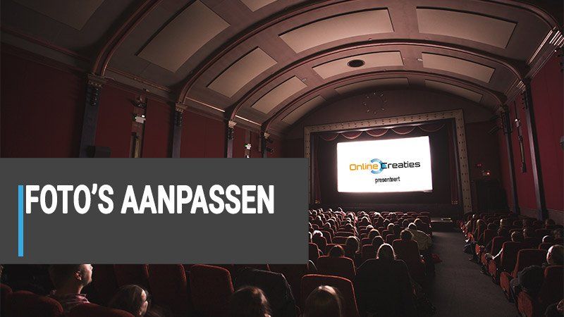 Een groep mensen kijkt naar een film in een theater.