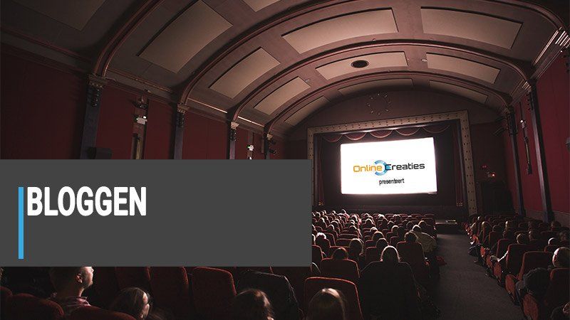 Een groep mensen kijkt naar een film in een theater.