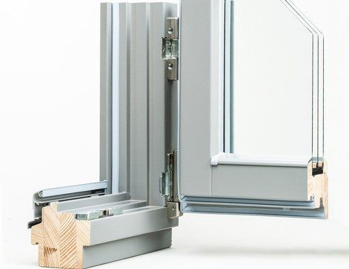 interno di un infisso in alluminio e legno