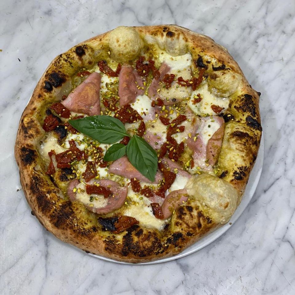 Pizza cotta in forno a legna