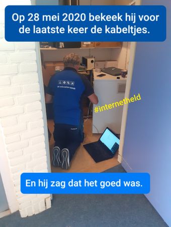 Foto van een monteur in de patchkast
