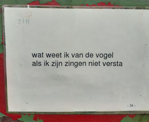 Bordje in de tuin: wat weet ik van de vogel als ik zijn zingen niet versta