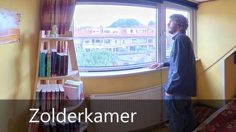 Foto van Joeri op de zolderkamer van zijn ouderlijk huis
