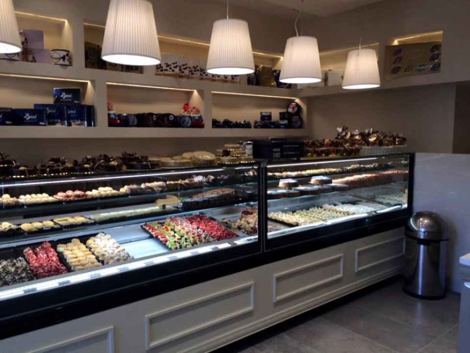 Ampia pasticceria con angolo bar