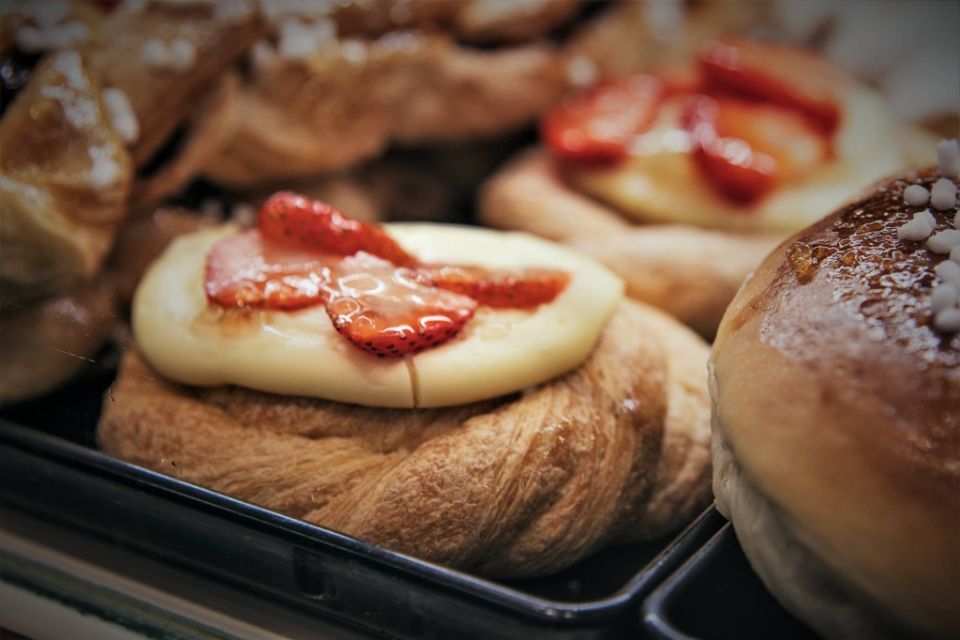 Cornetti farciti con crema e frutta fresca